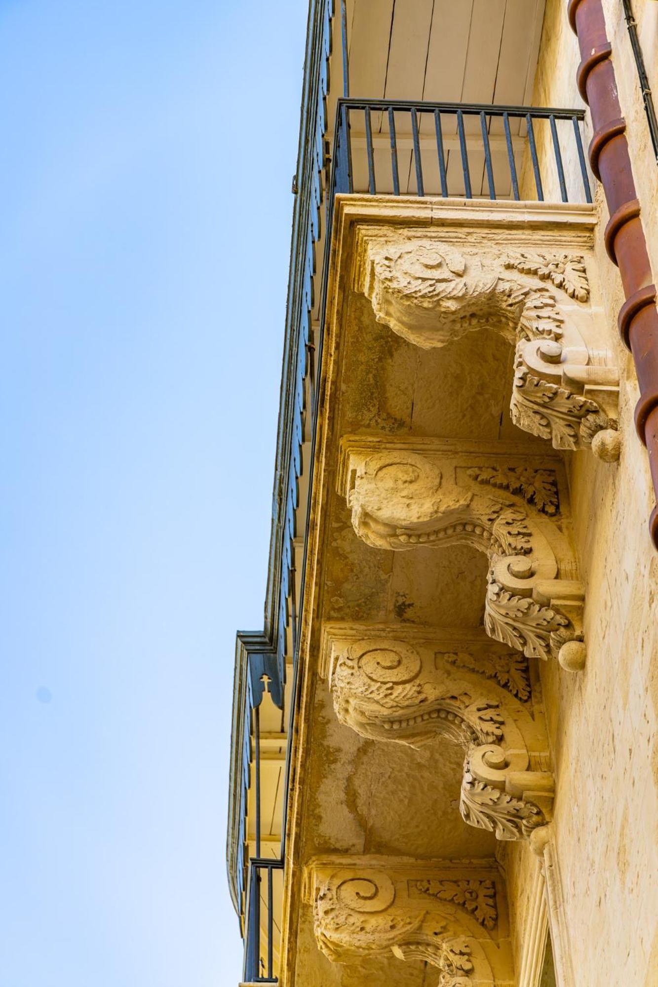 Traditional Maltese Styled 2Br Apartment With Large Maltese Balcony & Internal Yard - Located In The Heart Of Valletta - Maltese Capital City Exterior photo