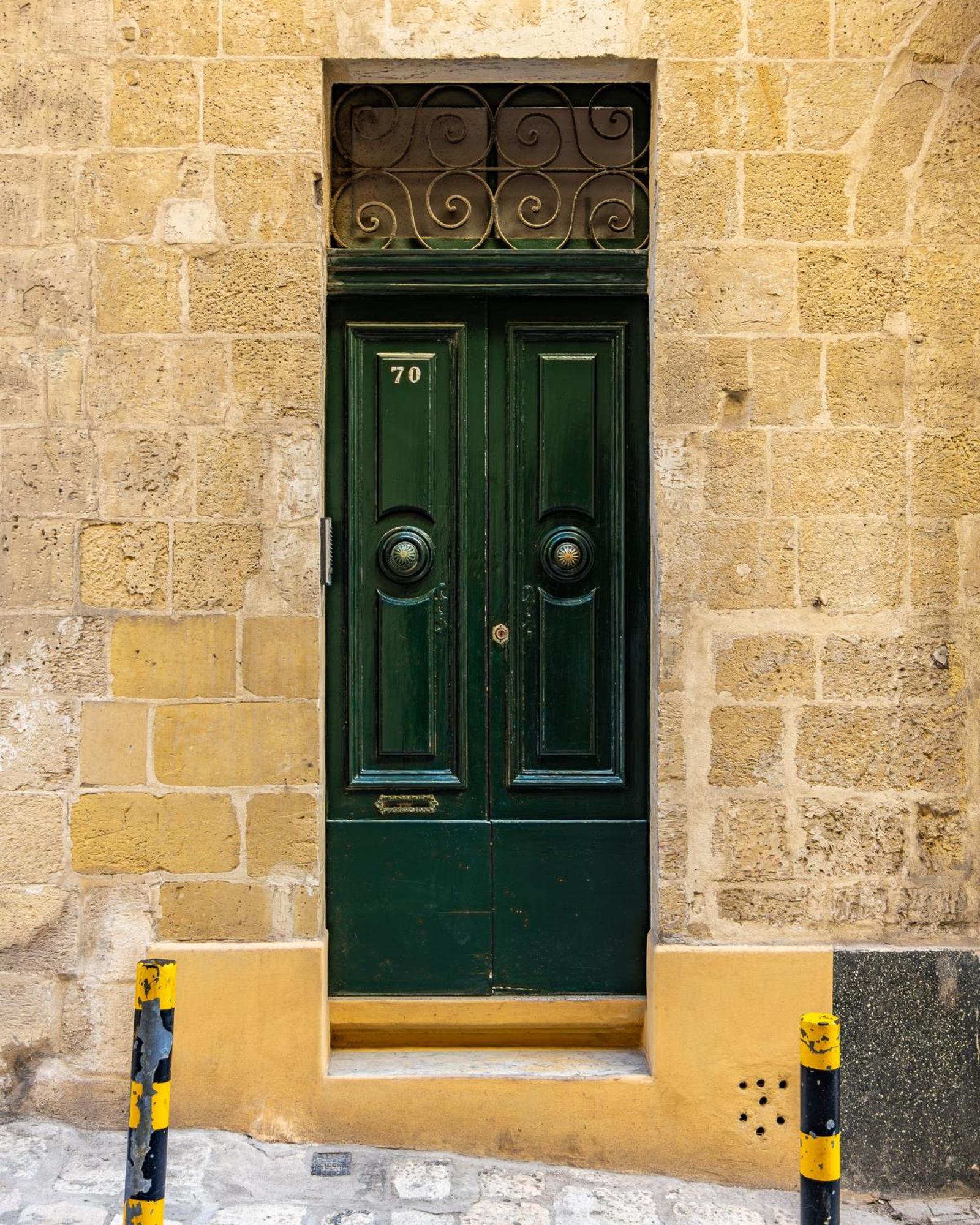 Traditional Maltese Styled 2Br Apartment With Large Maltese Balcony & Internal Yard - Located In The Heart Of Valletta - Maltese Capital City Exterior photo