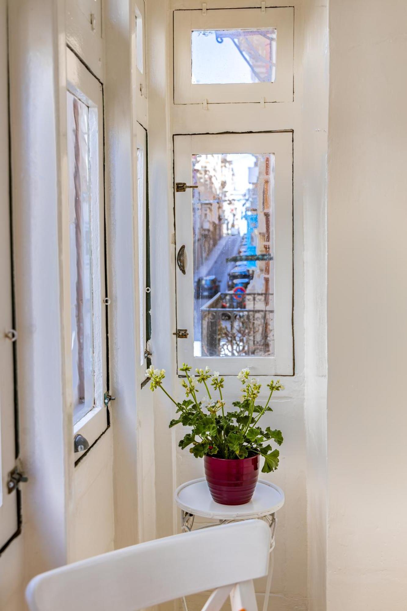 Traditional Maltese Styled 2Br Apartment With Large Maltese Balcony & Internal Yard - Located In The Heart Of Valletta - Maltese Capital City Exterior photo