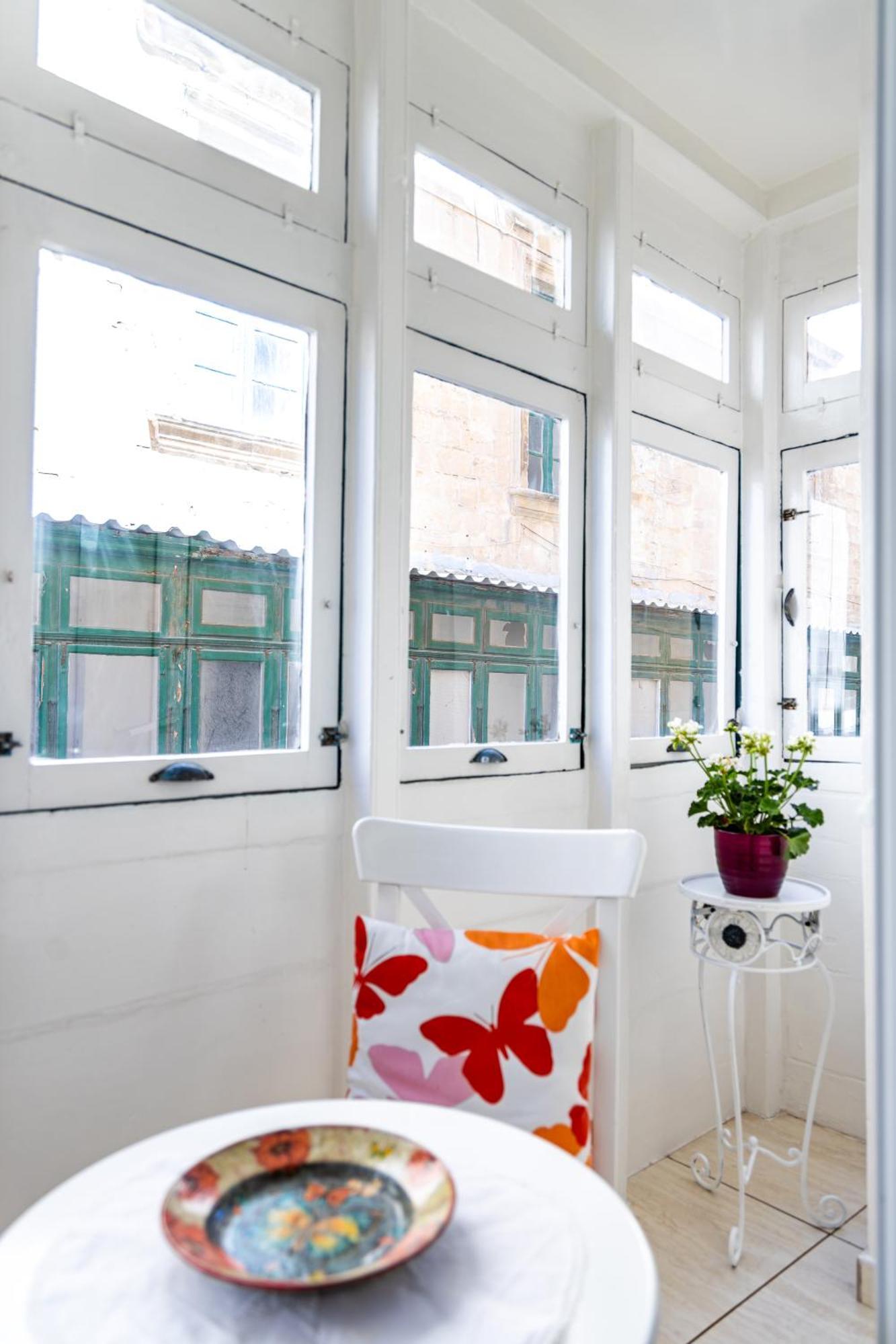 Traditional Maltese Styled 2Br Apartment With Large Maltese Balcony & Internal Yard - Located In The Heart Of Valletta - Maltese Capital City Exterior photo